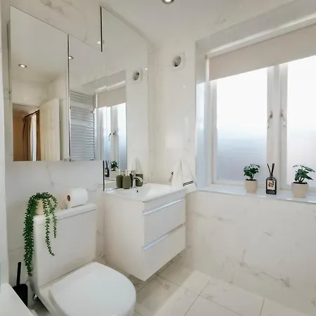Fantastic 2bdr Free Car Parking Apartment London