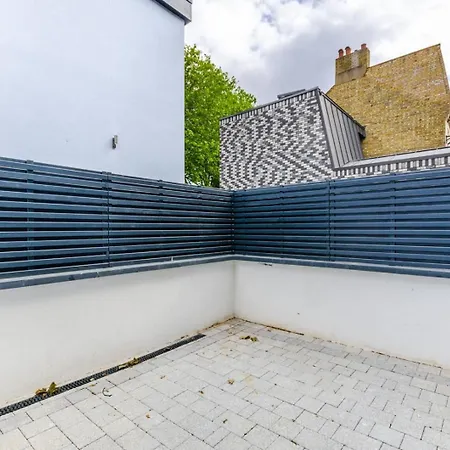 Stylish 1br 1ba Private Patio London