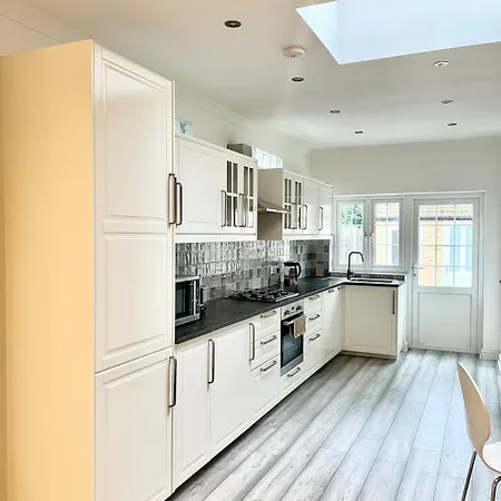 Luxury In Prime Location Steps From Woodgreen Appartement *