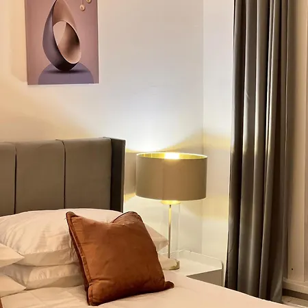 Luxury In Prime Location Steps From Woodgreen Appartement *