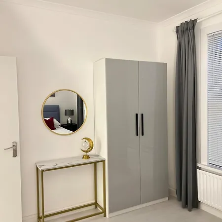 Appartement Luxury In Prime Location Steps From Woodgreen Londen