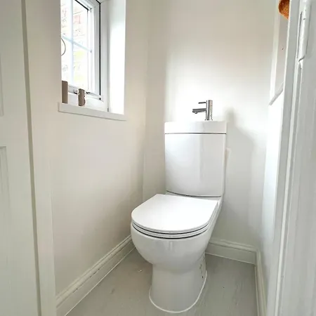 Luxury In Prime Location Steps From Woodgreen