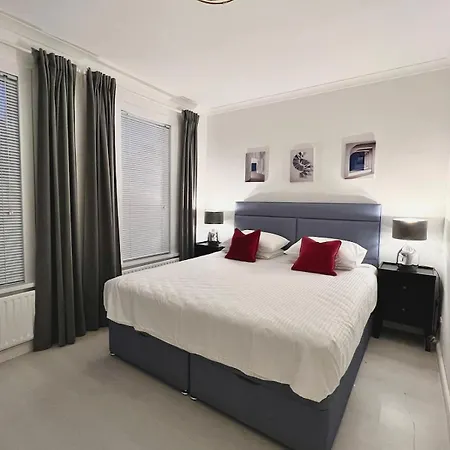 Luxury In Prime Location Steps From Woodgreen Appartement