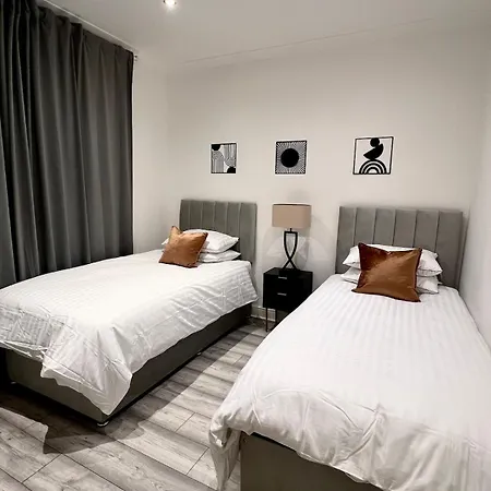 Luxury In Prime Location Steps From Woodgreen Appartement *