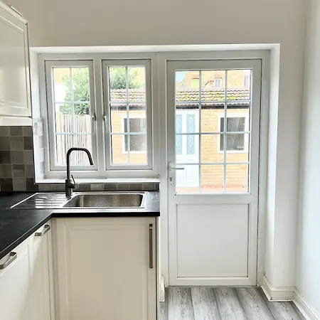 Luxury In Prime Location Steps From Woodgreen Appartement Londen