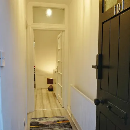 Luxury In Prime Location Steps From Woodgreen * Londen