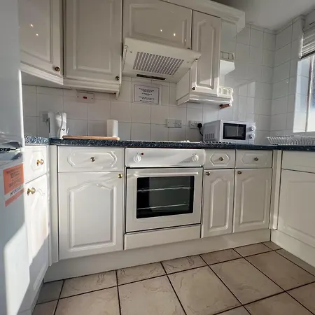 Timeless Luxury 2 Bedroom In Coveted Mayfair H9 Apartment *