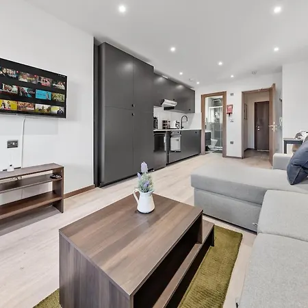 Modern - Golders - Near Station * London
