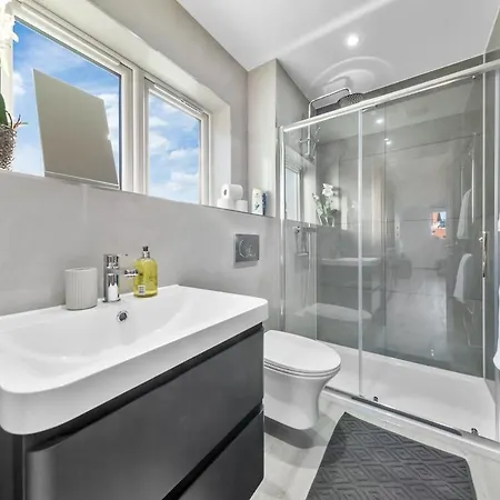 Apartment Modern - Golders - Near Station *