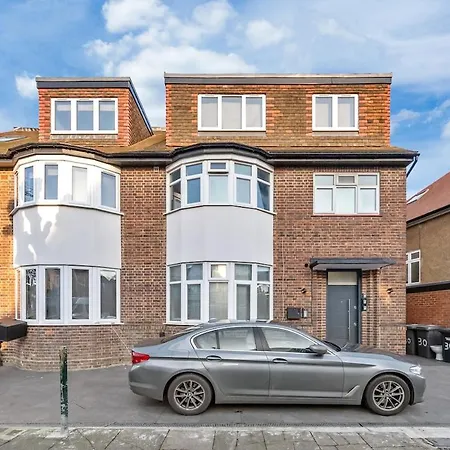 Modern - Golders - Near Station * London