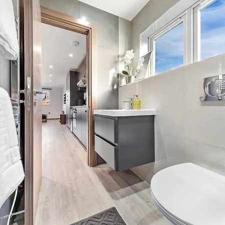 Modern - Golders - Near Station Apartment