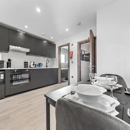 Modern - Golders - Near Station London