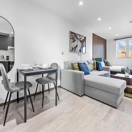 Modern - Golders - Near Station * London