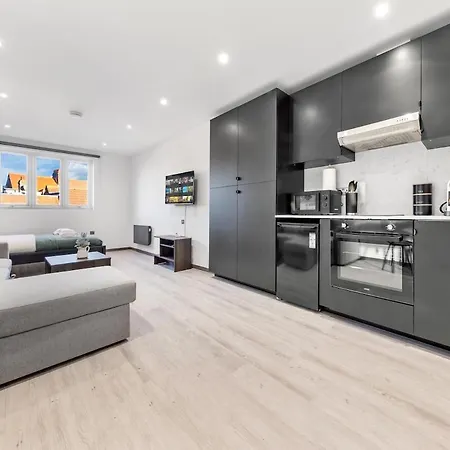 Modern - Golders - Near Station *