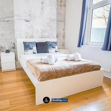 Сasa de vacaciones Stunning House By Ls2g Short Lets & Serviced Greater With Free Wifi *