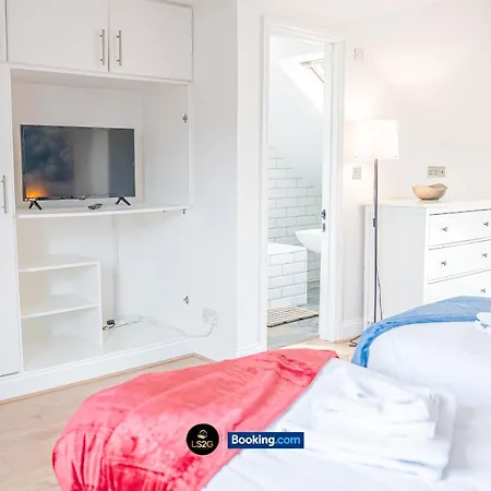 Stunning House By Ls2g Short Lets & Serviced Greater With Free Wifi