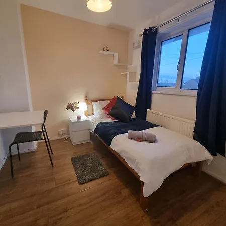 Cheerful 4/5 Bed House - Heathrow West Drayton (Middlesex)