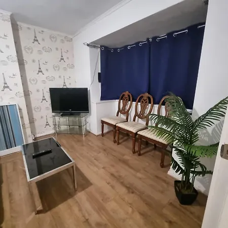 Cheerful 4/5 Bed House - Heathrow