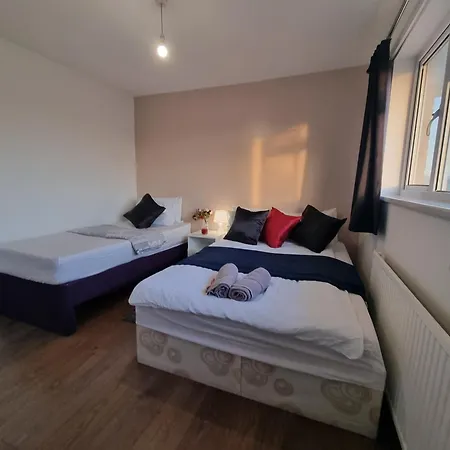 Cheerful 4/5 Bed House - Heathrow Apartment