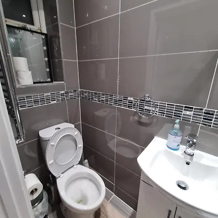 Cheerful 4/5 Bed House - Heathrow Apartment