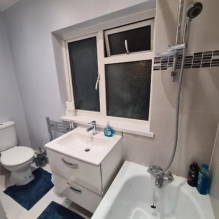 Cheerful 4/5 Bed House - Heathrow *