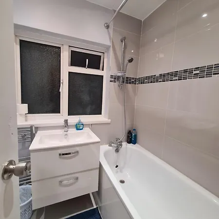 Cheerful 4/5 Bed House - Heathrow West Drayton (Middlesex)