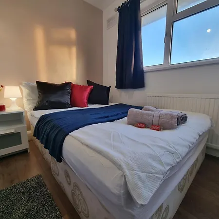 Cheerful 4/5 Bed House - Heathrow Apartment *