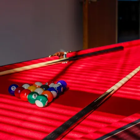 With Pool Table * Londen