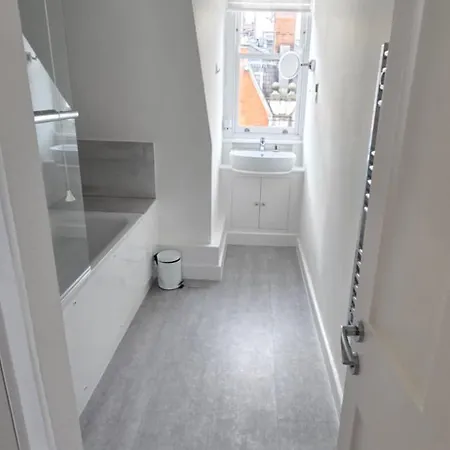 3-bed In The Heart Of Fitzrovia Apartment London