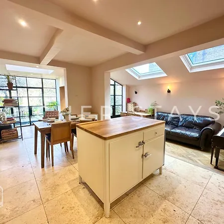 Bohemian Notting Hill Flat, Garden & Amenities * London