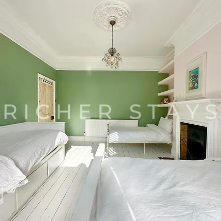 Bohemian Notting Hill Flat, Garden & Amenities Apartment