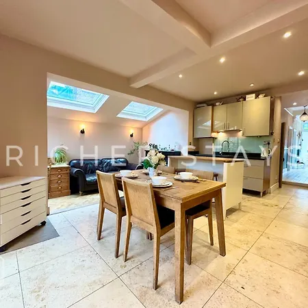 Bohemian Notting Hill Flat, Garden & Amenities Apartment *
