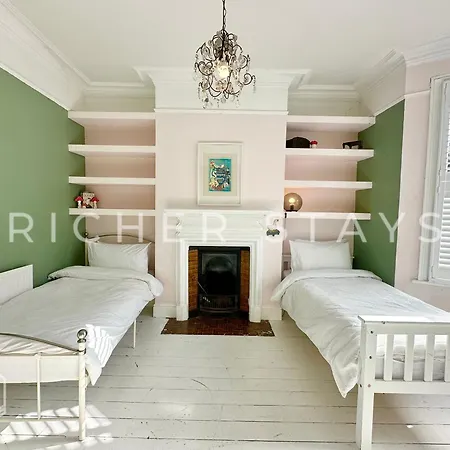 Bohemian Notting Hill Flat, Garden & Amenities London