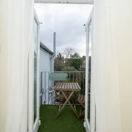 度假居 Pass The Keys Airy 1850s Coach House With Private Balcony