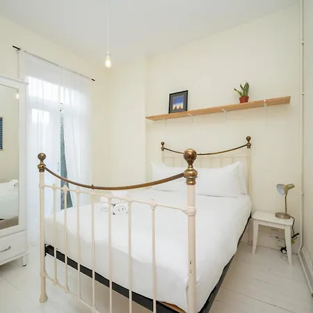 Pass The Keys Airy 1850s Coach House With Private Balcony 度假居 伦敦