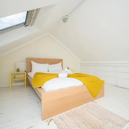 Pass The Keys Airy 1850s Coach House With Private Balcony * 伦敦