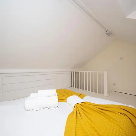 Pass The Keys Airy 1850s Coach House With Private Balcony 度假居