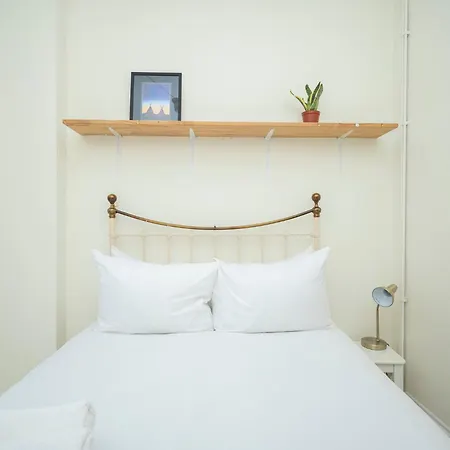Pass The Keys Airy 1850s Coach House With Private Balcony 伦敦