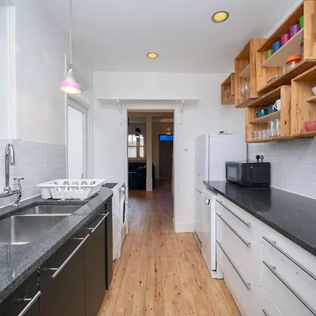 Pass The Keys Airy 1850s Coach House With Private Balcony * 伦敦