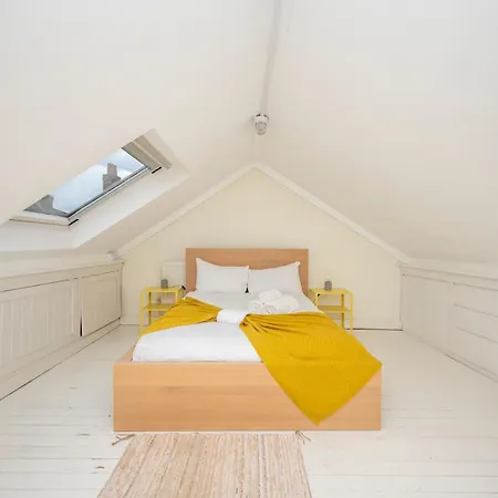 Pass The Keys Airy 1850s Coach House With Private Balcony 度假居 *