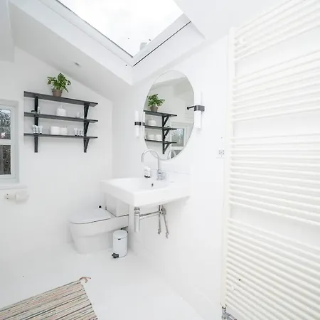 度假居 Pass The Keys Airy 1850s Coach House With Private Balcony *