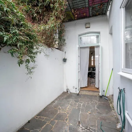 Pass The Keys Airy 1850s Coach House With Private Balcony *
