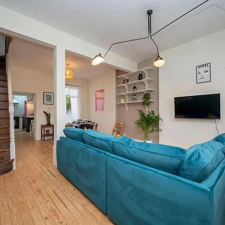 Pass The Keys Airy 1850s Coach House With Private Balcony