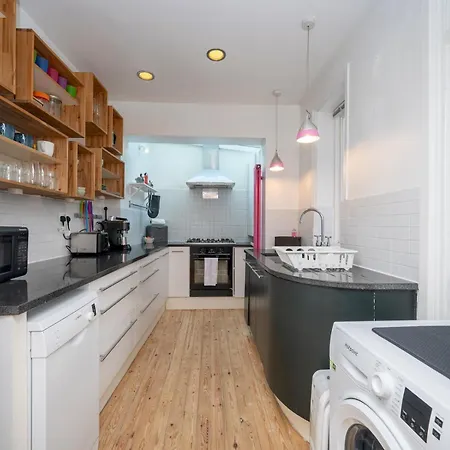 Pass The Keys Airy 1850s Coach House With Private Balcony * 伦敦