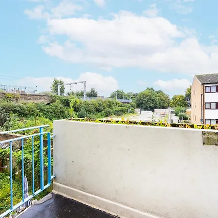 Garland Modern Close To Station 3 Bedroom Apartment *