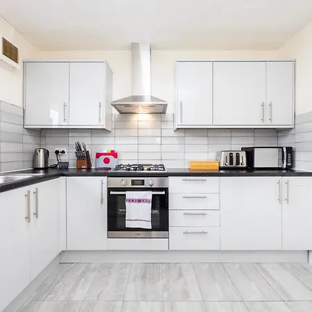 Garland Modern Close To Station 3 Bedroom Apartment *