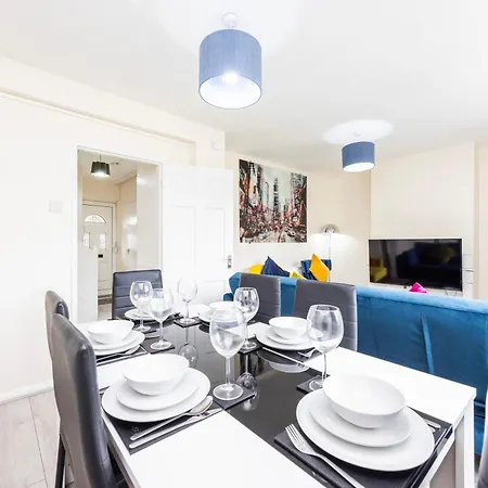 Garland Modern Close To Station 3 Bedroom *