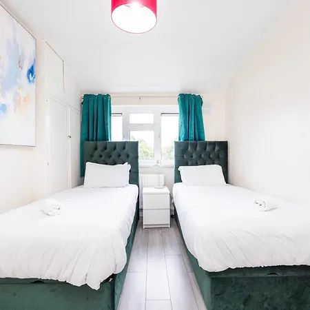 Garland Modern Close To Station 3 Bedroom London
