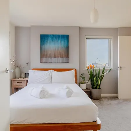 Sun Filled 2bd Flat With Views Mile End * 伦敦