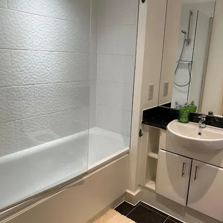 1-bed Sleeps 4 To Shops & Transport * Londen